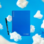 Carnet réutilisable couverture souple stylo-feutre A5 pages blanches couleur bleu roi vue d'ambiance