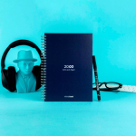 Cahier réutilisable A5 avec numérisation InfiniteBook encre noire couleur bleu marine vue d'ambiance