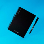 Carnet InfiniteBook A5, fabriqué en Europe, encre noire couleur noir vue d'ambiance