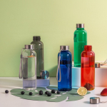 Bouteille en RPET avec finition translucide et bouchon en acier 600 ml vue d'ambiance