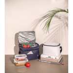 Sac isotherme en polyester recyclé avec bandoulière réglable 7 L vue d'ambiance