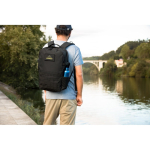 Sac à dos militaire en polyester recyclé avec sangles et insigne vue d'ambiance