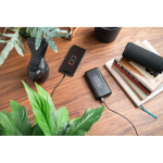 Batterie externe écologique avec indicateur de charge 20 000 mAh vue d'ambiance