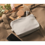 Trousse de toilette en tissu recyclé avec fermeture éclair assortie couleur gris vue d'ambiance