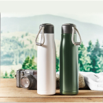 Bouteille anti-fuite en acier inoxydable avec anse en corde 500ml couleur vert foncé vue d'ambiance