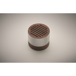 Enceinte sans fil en aluminium recyclé avec détails en noyer couleur bois troisième vue photographique