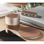 Enceinte sans fil en aluminium recyclé avec détails en noyer couleur bois vue d'ambiance