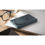 Chargeur sans fil magnétique à charge rapide et batterie externe 15W couleur bleu vue d'ambiance