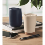 Gobelet à emporter double paroi avec détail en liège à la base 300ml couleur beige vue d'ambiance