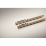 Set de 2 stylos en paille de blé avec encre bleue et graphite couleur beige quatrième vue photographique