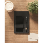 Carnet et stylo avec bande élastique et pages lignées A5 couleur noir vue d'ambiance