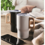 Tasse en acier inoxydable recyclé avec anse en bois 350 ml couleur blanc vue d'ambiance