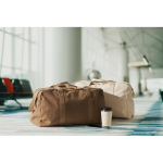 Sac de voyage monochrome en tissu recyclé avec double anse couleur kaki vue d'ambiance