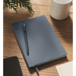 Carnet à couverture rigide avec stylo à l'intérieur, pages lignées A5 couleur bleu marine vue d'ambiance
