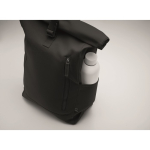 Sac à dos à roll-top en coton recyclé avec fermeture éclair frontale couleur noir troisième vue photographique