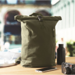 Sac à dos à roll-top en coton recyclé avec fermeture éclair frontale couleur vert militaire deuxième vue d'ambiance