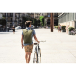 Sac à dos à roll-top en coton recyclé avec fermeture éclair frontale couleur vert militaire troisième vue d'ambiance