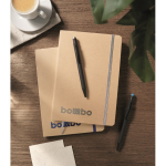 Carnet en carton avec bande et marque-page coloré, pages lignées A5 couleur argenté vue d'ambiance