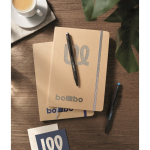 Carnet en carton avec bande et marque-page coloré, pages lignées A5 couleur argenté deuxième vue d'ambiance principale