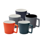 Tasse en céramique avec finition mate et anse carrée 370 ml couleur bleu marine deuxième vue en couleurs