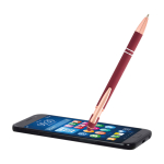 Stylo en aluminium recyclé avec finition or rose, encre noire couleur bordeaux troisième vue