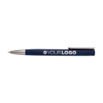 Stylo en aluminium recyclé avec clip argenté, encre bleue couleur bleu marine troisième vue frontale