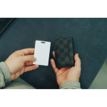 Carte pour retrouver son portefeuille compatible avec Apple Find My couleur blanc vue d'ambiance