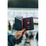 Porte-passeport traçable avec localisation Find My de Apple couleur noir vue d'ambiance
