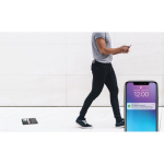 Porte-passeport traçable avec localisation Find My de Apple couleur noir vue d'ambiance 4