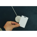 Carte ultra-mince de suivi pour portefeuille avec Find My couleur blanc vue d'ambiance