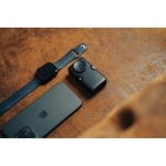 Chargeur pour montre et plusieurs appareils avec puissance de 20W couleur noir vue d'ambiance