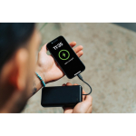 Powerbank écologique pour 2 appareils avec indicateur de charge 20W couleur noir vue d'ambiance