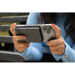 Powerbank magnétique en bambou avec charge sans fil 5 000 mAh couleur noir vue d'ambiance