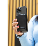 Powerbank magnétique en bambou avec charge sans fil 5 000 mAh couleur noir vue d'ambiance 2