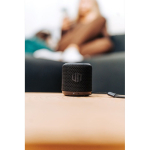 Enceinte en matériaux recyclés avec microphone intégré couleur noir vue d'ambiance