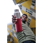Gourde thermique en acier recyclé avec bouchon antifuite 600ml couleur rouge vue d'ambiance
