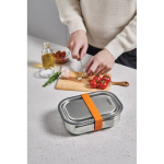 Lunch box en acier inoxydable avec couverts et sangle Black+Blum 1 L couleur orange vue d'ambience 3