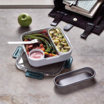 Lunch box avec compartiments intérieurs et fourchette Black+Blum 1L couleur turquoise vue d'ambiance