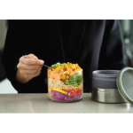 Bol en verre avec couvercle en silicone anti-goutte Black+Blum 750ml couleur argenté vue d'ambiance 4