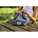 Sac écologique scellé pour transporter la lunch box Black+Blum 6,7L couleur gris vue d'ambiance