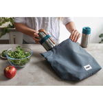 Sac écologique scellé pour transporter la lunch box Black+Blum 6,7L couleur gris vue d'ambience 3