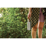 Bouteille isotherme publicitaire en acier inoxydable Black+Blum 500 ml couleur vert olive vue d'ambience 3