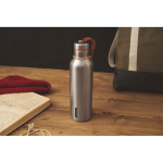 Bouteille thermique en acier inoxydable avec anse Black+Blum 500ml vue d'ambiance 4