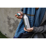 Bouteille d'eau en acier inoxydable anti-goutte Black+Blum 600ml couleur turquoise vue d'ambiance 2