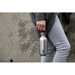 Bouteille d'eau en acier inoxydable anti-goutte Black+Blum 600ml couleur turquoise vue d'ambiance 4
