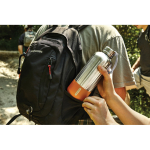 Grande bouteille thermique en acier inoxydable Black+Blum 850ml couleur orange vue d'ambience 3
