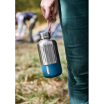 Grande bouteille thermique en acier inoxydable Black+Blum 850ml couleur turquoise vue d'ambiance