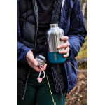 Grande bouteille thermique en acier inoxydable Black+Blum 850ml couleur turquoise vue d'ambience 3