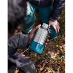Grande bouteille thermique en acier inoxydable Black+Blum 850ml couleur turquoise vue d'ambiance 4