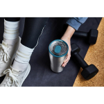 Gobelet thermique en acier inoxydable anti-goutte Black+Blum 600ml couleur turquoise vue d'ambiance 4